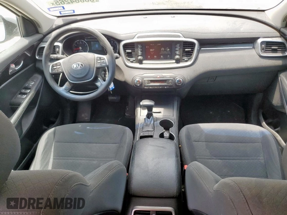 2019 Kia Sorento LX z VIN 5XYPG4A5XKG558737, wystawiony jako Copart lot #56864265 z przebiegiem 99 633 mil mil oraz Czysty tytuł • Clean title. Historia ofert i sprzedaży dostępna na DreamBid. Obrazek 8.