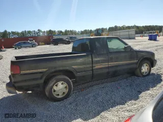 2002 GMC Sonoma SLS with VIN 1GTCS19W428200047, listed as a Copart auction lot 77114984 with 154,131 mi miles and Clean Title. Bid and sale history available at carsss.com. Image 3.