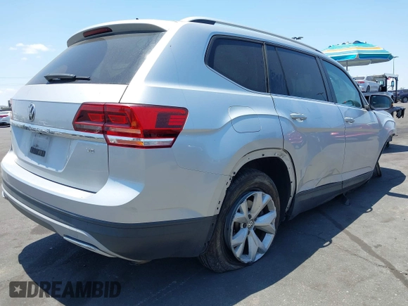 2018 Volkswagen Atlas SE with VIN 1V2CR2CA6JC570554, listed as a IAAI auction lot 42403260 with 109,427 mi miles and . Bid and sale history available at DreamBid. Image 4.