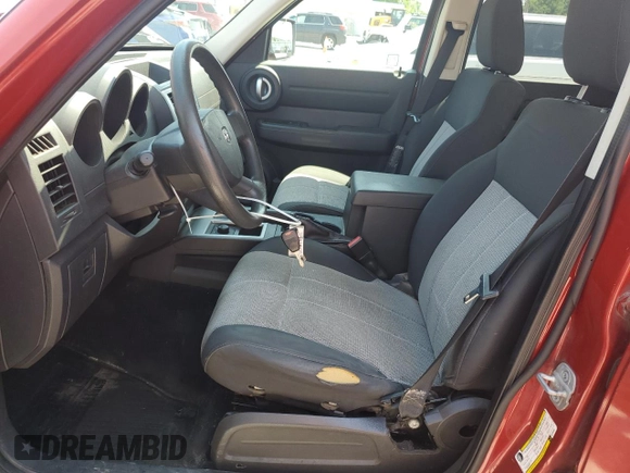 2008 Dodge Nitro SXT z VIN 1D8GU28K28W188650, wystawiony jako Copart lot #60814305 z przebiegiem 301 191 mil mil oraz Szkoda całkowita • Salvage title. Historia ofert i sprzedaży dostępna na DreamBid. Obrazek 7.