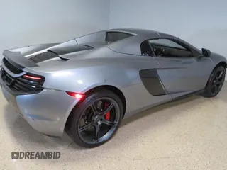 2016 McLaren 650S z VIN SBM11FAA1GW006061, wystawiony jako Copart lot #58605735 z przebiegiem 16 999 mil mil oraz Szkody całkowita. Historia ofert i sprzedaży dostępna na DreamBid. Obrazek 4.