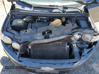 2012 Chevrolet Sonic LS z VIN 1G1JA6SHXC4171044, wystawiony jako Copart lot #45956415 z przebiegiem 133 324 mil mil oraz Szkoda całkowita • Salvage title. Historia ofert i sprzedaży dostępna na DreamBid. Obrazek 13.