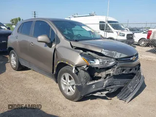 2020 Chevrolet Trax LS z VIN KL7CJKSB3LB345534, wystawiony jako IAAI lot #42108120 z przebiegiem 49 912 mil mil oraz . Historia ofert i sprzedaży dostępna na DreamBid. Obrazek 1.