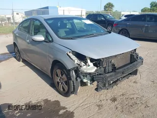2017 Kia Forte LX z VIN 3KPFK4A71HE085778, wystawiony jako IAAI lot #42009127 z przebiegiem 130 014 mil mil oraz . Historia ofert i sprzedaży dostępna na DreamBid. Obrazek 1.