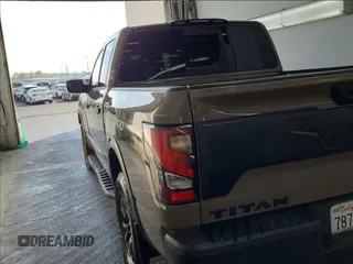 2021 Nissan Titan SV z VIN 1N6AA1ED9MN525289, wystawiony jako Copart lot #49928375 z przebiegiem 52 037 mil mil oraz Czysty tytuł • Clean title. Historia ofert i sprzedaży dostępna na DreamBid. Obrazek 2.