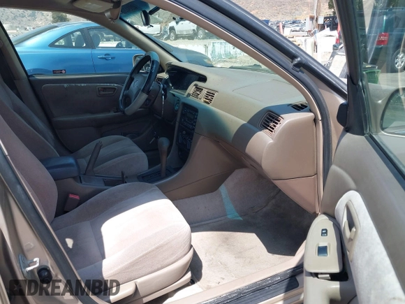 1999 Toyota Camry LE z VIN JT2BG22K1X0369726, wystawiony jako IAAI lot #42354218 z przebiegiem 213 828 mil mil oraz . Historia ofert i sprzedaży dostępna na DreamBid. Obrazek 5.