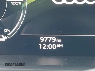 2024 Audi e-tron GT Premium Plus z VIN WAUFJBFW1R7000993, wystawiony jako IAAI lot #41483337 z przebiegiem 9 779 mil mil oraz . Historia ofert i sprzedaży dostępna na DreamBid. Obrazek 16.