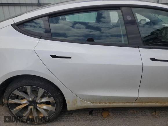 2025 Tesla Model 3 Long Range z VIN 5YJ3E1EAXSF971341, wystawiony jako Copart lot #57615695 z przebiegiem 4 823 mil mil oraz Szkoda całkowita • Salvage title. Historia ofert i sprzedaży dostępna na DreamBid. Obrazek 10.