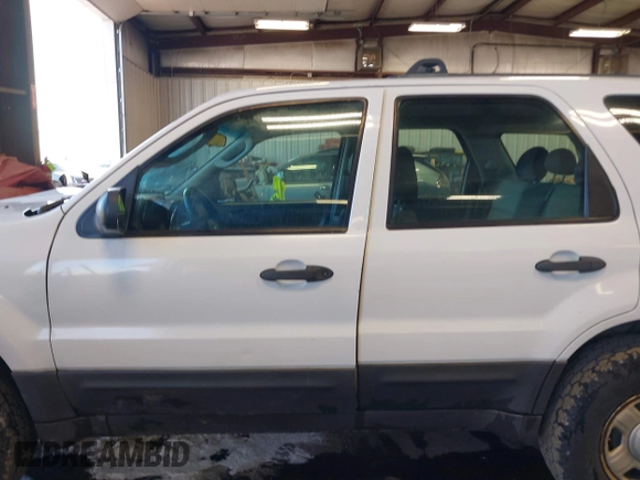 2006 Ford Escape XLS z VIN 1FMCU92Z16KC62653, wystawiony jako IAAI lot #42036057 z przebiegiem 214 465 mil mil oraz . Historia ofert i sprzedaży dostępna na DreamBid. Obrazek 14.