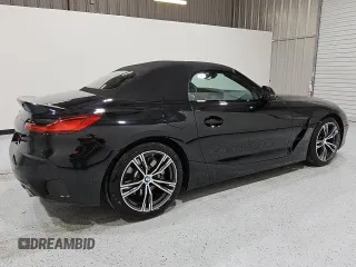 2025 BMW Z4 sDrive30i z VIN WBAHF3C03SWY44285, wystawiony jako Copart lot #55704055 z przebiegiem 6646 mil mil oraz Tytuł czysty. Historia ofert i sprzedaży dostępna na DreamBid. Obrazek 3.