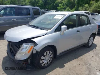 2011 Nissan Versa S z VIN 3N1BC1AP6BL416015, wystawiony jako IAAI lot #42356150 z przebiegiem 169 632 mil mil oraz . Historia ofert i sprzedaży dostępna na DreamBid. Obrazek 2.