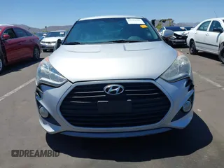 2013 Hyundai Veloster Turbo z VIN KMHTC6AE0DU177983, wystawiony jako IAAI lot #42292102 z przebiegiem 121 142 mil mil oraz . Historia ofert i sprzedaży dostępna na DreamBid. Obrazek 12.