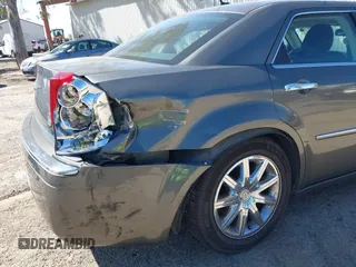 2008 Chrysler 300 C Hemi z VIN 2C3LA63H08H119760, wystawiony jako IAAI lot #41578898 z przebiegiem 240 531 mil mil oraz . Historia ofert i sprzedaży dostępna na DreamBid. Obrazek 6.