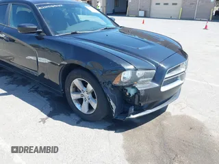 2011 Dodge Charger SE z VIN 2B3CL3CG8BH505475, wystawiony jako IAAI lot #42420156 z przebiegiem 111 791 mil mil oraz . Historia ofert i sprzedaży dostępna na DreamBid. Obrazek 6.