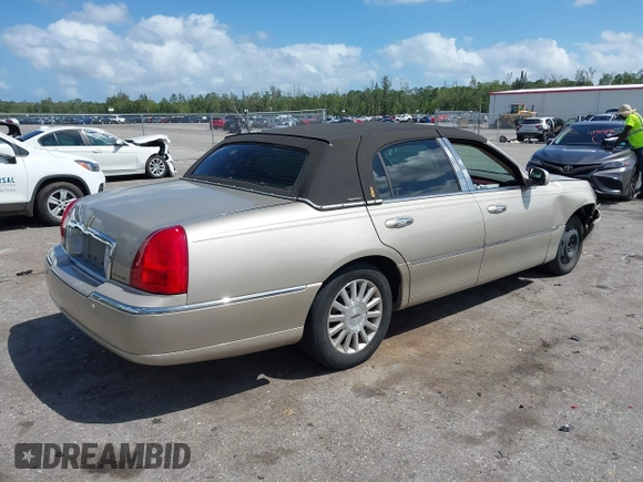 2004 Lincoln Town Car Signature z VIN 1LNHM81W24Y657023, wystawiony jako IAAI lot #41968973 z przebiegiem 112 308 mil mil oraz . Historia ofert i sprzedaży dostępna na DreamBid. Obrazek 4.