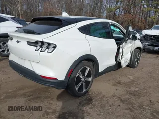 2022 Ford Mustang Mach-E Select z VIN 3FMTK1SS4NMA16858, wystawiony jako IAAI lot #41609839 z przebiegiem 46 462 mil mil oraz . Historia ofert i sprzedaży dostępna na DreamBid. Obrazek 4.