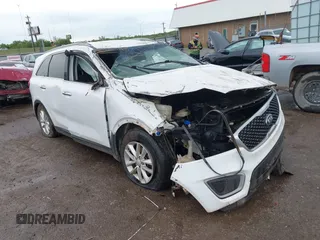 2017 Kia Sorento LX z VIN 5XYPG4A55HG276014, wystawiony jako IAAI lot #42104663 z przebiegiem 168 789 mil mil oraz . Historia ofert i sprzedaży dostępna na DreamBid. Obrazek 1.