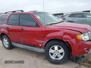 2010 Ford Escape XLT z VIN 1FMCU9DG1AKC21640, wystawiony jako IAAI lot #41962042 z przebiegiem 238 283 mil mil oraz . Historia ofert i sprzedaży dostępna na DreamBid. Obrazek 6.