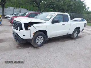 2024 Nissan Frontier S z VIN 1N6ED1CLXRN632782, wystawiony jako IAAI lot #42365315 z przebiegiem 9 387 mil mil oraz . Historia ofert i sprzedaży dostępna na DreamBid. Obrazek 2.
