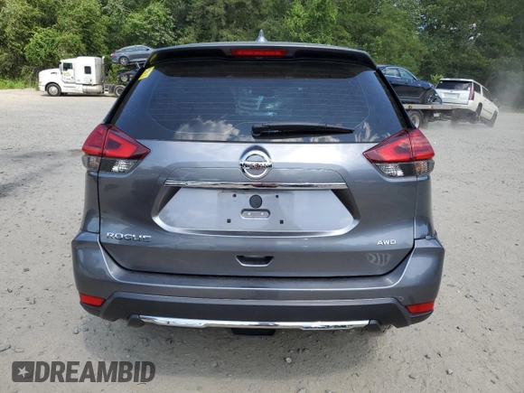 2017 Nissan Rogue SV z VIN KNMAT2MV0HP613929, wystawiony jako Copart lot #61374035 z przebiegiem 127 530 mil mil oraz Szkoda całkowita • Salvage title. Historia ofert i sprzedaży dostępna na DreamBid. Obrazek 6.