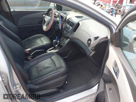 2012 Chevrolet Sonic LTZ z VIN 1G1JE5SB8C4210627, wystawiony jako IAAI lot #41662225 z przebiegiem 72 358 mil mil oraz . Historia ofert i sprzedaży dostępna na DreamBid. Obrazek 5.