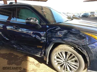 2022 Toyota Highlander Platinum with VIN 5TDFZRBH4NS234864, listed as a IAAI auction lot 41720207 with 23,460 mi miles. Bid and sale history available at carsss.com. Image 6.
