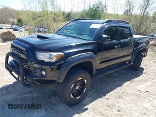 2017 Toyota Tacoma SR5 z VIN 3TMCZ5AN1HM062459, wystawiony jako IAAI lot #42138261 z przebiegiem 75 474 mil mil oraz . Historia ofert i sprzedaży dostępna na DreamBid. Obrazek 2.