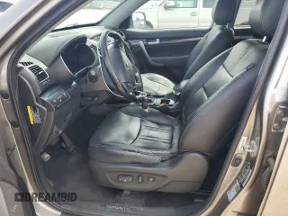 2015 Kia Sorento SX z VIN 5XYKW4A78FG581437, wystawiony jako Copart lot #57281105 z przebiegiem 114 270 mil mil oraz Czysty tytuł • Clean title. Historia ofert i sprzedaży dostępna na DreamBid. Obrazek 7.