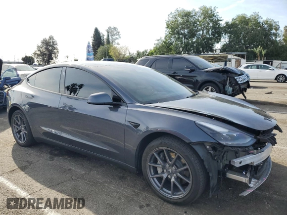2022 Tesla Model 3 z VIN 5YJ3E1EA1NF337727, wystawiony jako Copart lot #51175655 z przebiegiem 40 551 mil mil oraz Szkoda całkowita • Salvage title. Historia ofert i sprzedaży dostępna na DreamBid. Obrazek 4.