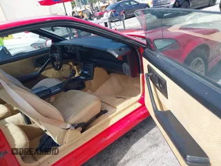 1986 Chevrolet Camaro Z28 Sport z VIN 1G1FP87F3GL117622, wystawiony jako IAAI lot #42837661 z przebiegiem 71 765 mil mil oraz . Historia ofert i sprzedaży dostępna na DreamBid. Obrazek 5.