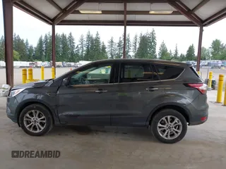 2017 Ford Escape SE z VIN 1FMCU9G93HUC97081, wystawiony jako IAAI lot #42327866 z przebiegiem 97 580 mil mil oraz . Historia ofert i sprzedaży dostępna na DreamBid. Obrazek 14.