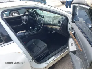 2016 Nissan Maxima SV z VIN 1N4AA6AP2GC437206, wystawiony jako IAAI lot #42082780 z przebiegiem Nie podano mil oraz . Historia ofert i sprzedaży dostępna na DreamBid. Obrazek 5.