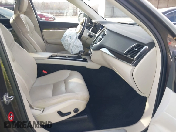 2018 Volvo XC90 Momentum with VIN YV4102PK4J1348626, listed as a IAAI auction lot 41478726 with 141,694 mi miles. Bid and sale history available at carsss.com. Image 5.