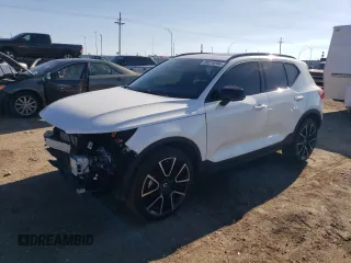 2023 Volvo XC40 Ultimate Dark Theme z VIN YV4L12UX4P2003752, wystawiony jako Copart lot #80270204 z przebiegiem 6194 mil mil oraz Szkody całkowita. Historia ofert i sprzedaży dostępna na DreamBid. Obrazek 1.
