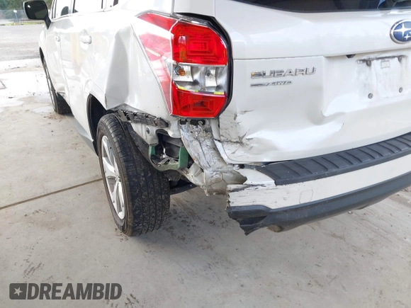2015 Subaru Forester 2.5i Limited with VIN JF2SJAHC5FH570985, listed as a IAAI auction lot 41950306 with 164,632 mi miles. Bid and sale history available at carsss.com. Image 6.