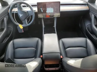 2018 Tesla Model 3 Long Range Battery z VIN 5YJ3E1EB4JF182495, wystawiony jako Copart lot #55627055 z przebiegiem 53 415 mil mil oraz Czysty tytuł • Clean title. Historia ofert i sprzedaży dostępna na DreamBid. Obrazek 8.