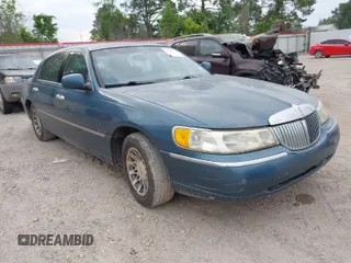 2002 Lincoln Town Car Signature z VIN 1LNHM82W12Y665626, wystawiony jako IAAI lot #42041230 z przebiegiem 197 205 mil mil oraz . Historia ofert i sprzedaży dostępna na DreamBid. Obrazek 1.