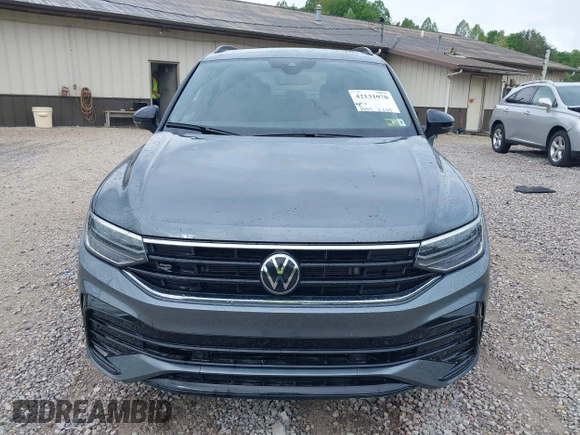 2024 Volkswagen Tiguan SE R-Line Black with VIN 3VV8B7AX1RM181025, listed as a IAAI auction lot 42131070 with 5,497 mi miles and . Bid and sale history available at DreamBid. Image 12.