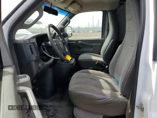 2017 GMC Savana Cargo z VIN 1GTW7AFF1H1159560, wystawiony jako Copart lot #54186255 z przebiegiem 96 988 mil mil oraz Szkoda całkowita • Salvage title. Historia ofert i sprzedaży dostępna na DreamBid. Obrazek 7.