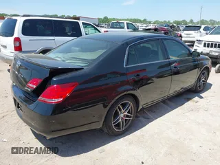 2007 Toyota Avalon XL z VIN 4T1BK36B17U213437, wystawiony jako IAAI lot #42040122 z przebiegiem 130 645 mil mil oraz . Historia ofert i sprzedaży dostępna na DreamBid. Obrazek 4.