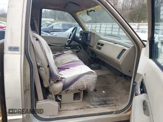 1989 GMC Sierra 2500 z VIN 1GTGK24K3KE532638, wystawiony jako IAAI lot #41830554 z przebiegiem 177 390 mil mil oraz . Historia ofert i sprzedaży dostępna na DreamBid. Obrazek 8.