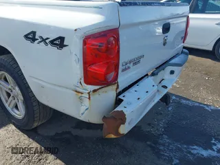 2007 Dodge Dakota SLT z VIN 1D7HW48JX7S166780, wystawiony jako IAAI lot #41375942 z przebiegiem 148 778 mil mil oraz . Historia ofert i sprzedaży dostępna na DreamBid. Obrazek 12.