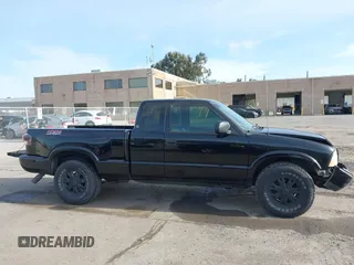 2001 GMC Sonoma SLS w/1SH Pkg with VIN 1GTDT19W018197275, listed as a IAAI auction lot 41604084 with 157,102 mi miles. Bid and sale history available at carsss.com. Image 14.