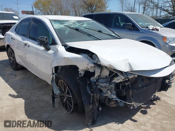 2023 Toyota Camry SE z VIN 4T1G11AK1PU774077, wystawiony jako IAAI lot #41747862 z przebiegiem 63 106 mil mil oraz . Historia ofert i sprzedaży dostępna na DreamBid. Obrazek 1.