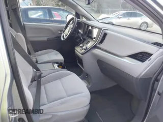 2015 Toyota Sienna LE AAS z VIN 5TDKK3DCXFS653627, wystawiony jako IAAI lot #41477920 z przebiegiem Nie podano mil oraz . Historia ofert i sprzedaży dostępna na DreamBid. Obrazek 5.
