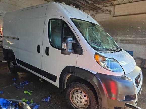 2019 Ram ProMaster Cargo Van with VIN 3C6TRVBG9KE550132, listed as a IAAI auction lot 42058786 with 84,870 mi miles. Bid and sale history available at carsss.com. Image 1.