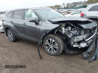 2024 Toyota Highlander LE z VIN 5TDKDRBH0RS556677, wystawiony jako IAAI lot #41673645 z przebiegiem 26 171 mil mil oraz . Historia ofert i sprzedaży dostępna na DreamBid. Obrazek 1.