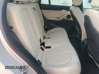 2018 BMW X1 sDrive28i z VIN WBXHU7C39J3F04591, wystawiony jako Copart lot #56824545 z przebiegiem 62 990 mil mil oraz Szkody całkowita. Historia ofert i sprzedaży dostępna na DreamBid. Obrazek 11.
