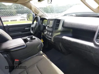 2019 Ram 1500 Tradesman z VIN 1C6SRFCT5KN597618, wystawiony jako IAAI lot #42243878 z przebiegiem 69 131 mil mil oraz . Historia ofert i sprzedaży dostępna na DreamBid. Obrazek 5.