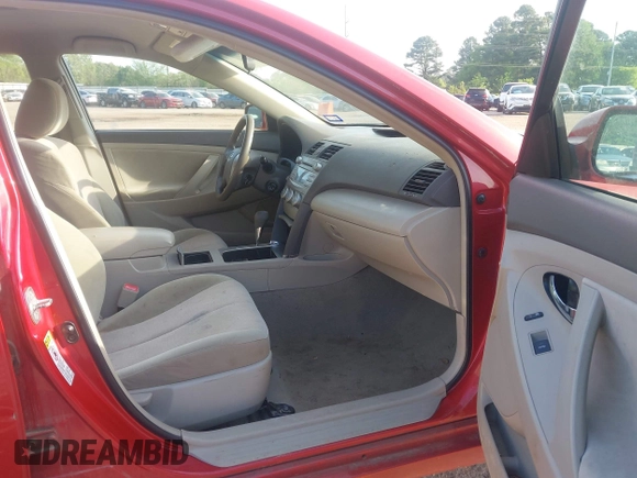 2011 Toyota Camry LE z VIN 4T4BF3EK8BR162507, wystawiony jako IAAI lot #41999186 z przebiegiem 281 657 mil mil oraz . Historia ofert i sprzedaży dostępna na DreamBid. Obrazek 5.
